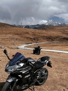 Foreigners and Taiwanese tourists riding motorcycles in Tibet