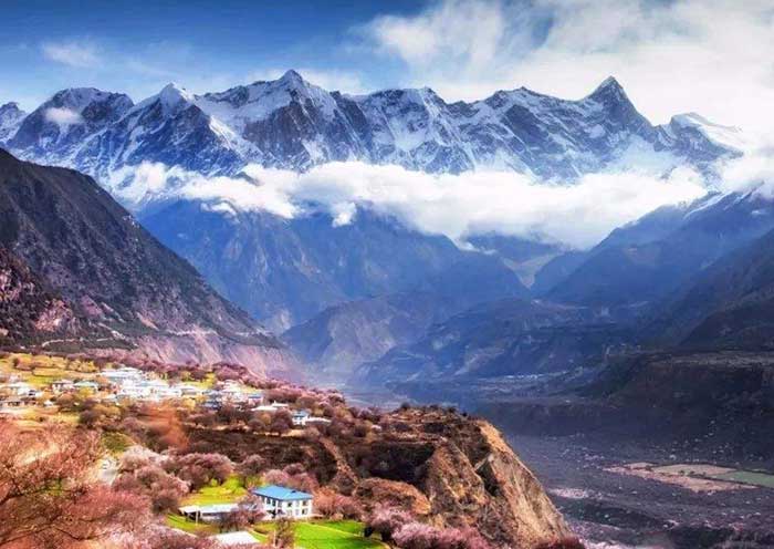 10-day Tour for Nyingchi+Bomi+Lhasa+Yamdrok Lake+Sightseeing Soft Sleeper Train