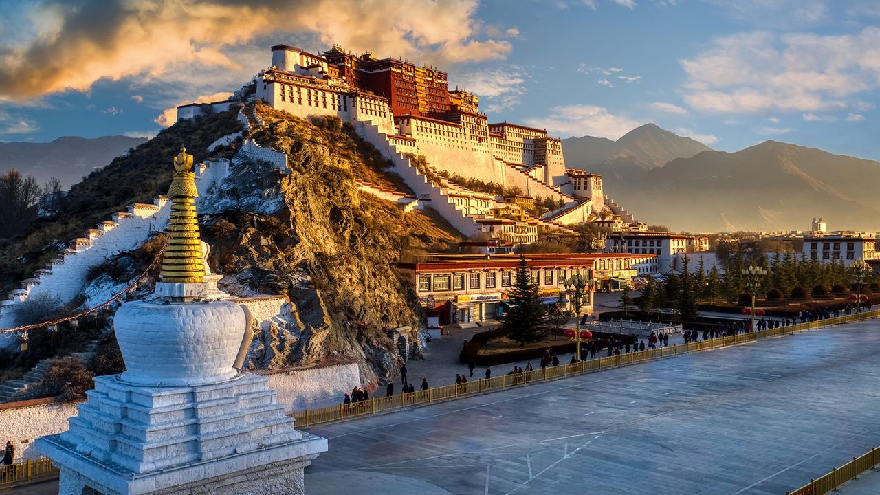 Sacred Buddhist Pilgrimage in Tibet for a Spiritual Journey