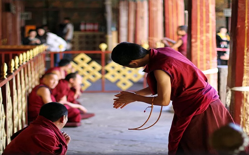 10 Cultural Taboos to Observe: Avoiding Disrespectful Behaviors in Tibetan Monasteries