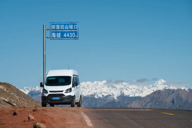 The Elegance of the Sichuan-Tibet Line vs. the Grandeur of the Qinghai-Tibet Line