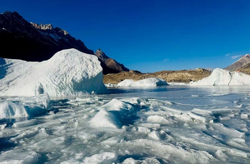8-Day Tibet Winter Blue Ice & Glacier Tour: Lhasa, Nyingchi, Ranwu Lake & Laigu Glacier