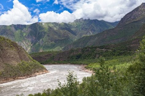 Welcome to Nyingchi: The Lush, Warm, and Majestic "Switzerland of the East" in Tibet