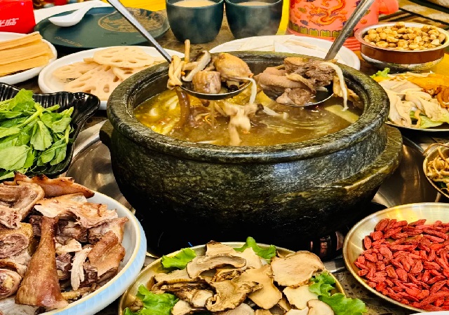 Stone Pot-cooked Chicken