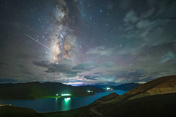yamdrok lake at night