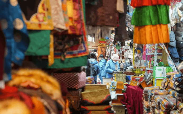 People in Lhasa make preparations for upcoming Tibetan New Year