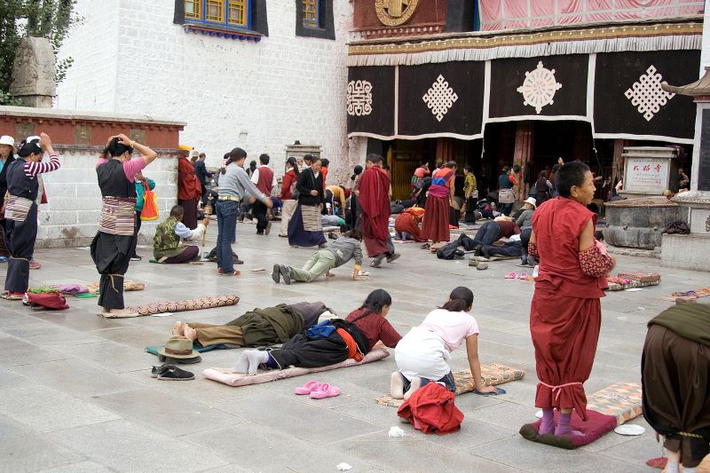 You can see many devotees worshipping at the entrance of Jokhang Temple